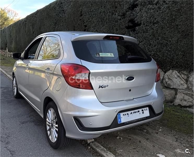 Usado Ford Ka Plus Ultimate 85 CV (62 kW) 2019 Gris / plata Utilitario