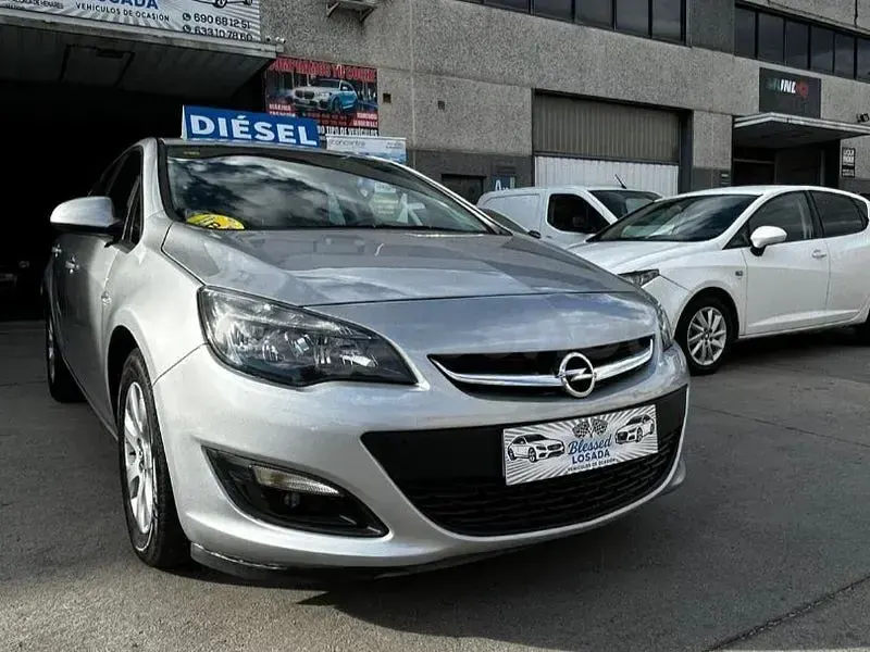 Usado Opel Astra Selective 110 CV (80 kW) 2014 Gris / plata Berlina