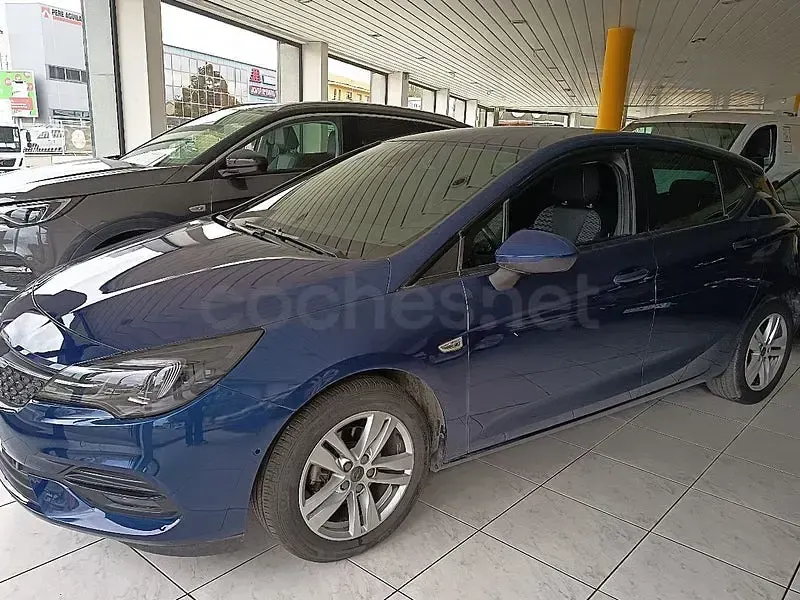 Usado Opel Astra 110 CV (80 kW) 2020 Azul Berlina