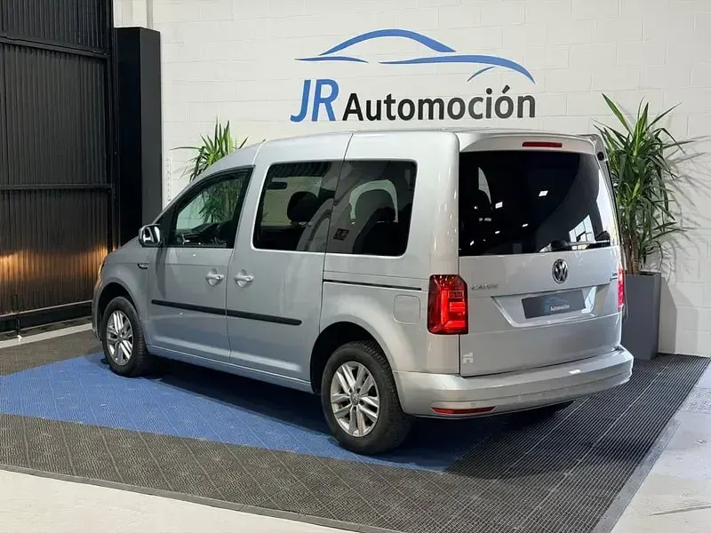 Usado VW Caddy Trendline 102 CV (75 kW) 2016 Gris / plata Monovolumen