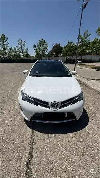 Usado Toyota Auris Active 90 CV (66 kW) 2013 Blanco Berlina