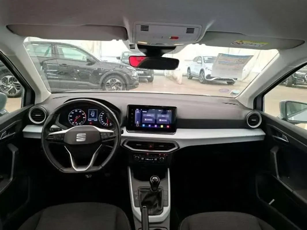 Usado Seat Arona 95 CV (69 kW) 2023 Plateado SUV