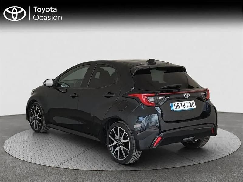Usado Toyota Yaris Hybrid Style 116 CV (85 kW) 2022 Negro Monovolumen