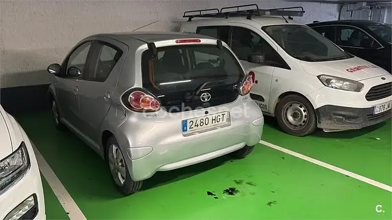 Usado Toyota Aygo Connect Style 68 CV (50 kW) 2011 Gris / plata Utilitario