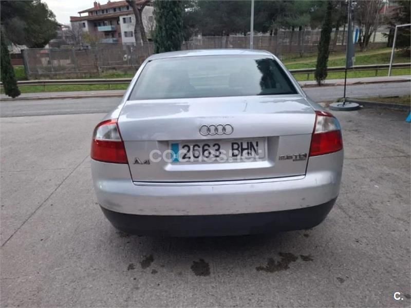 Usado Audi A4 150 CV (110 kW) 2001 Gris / plata Berlina