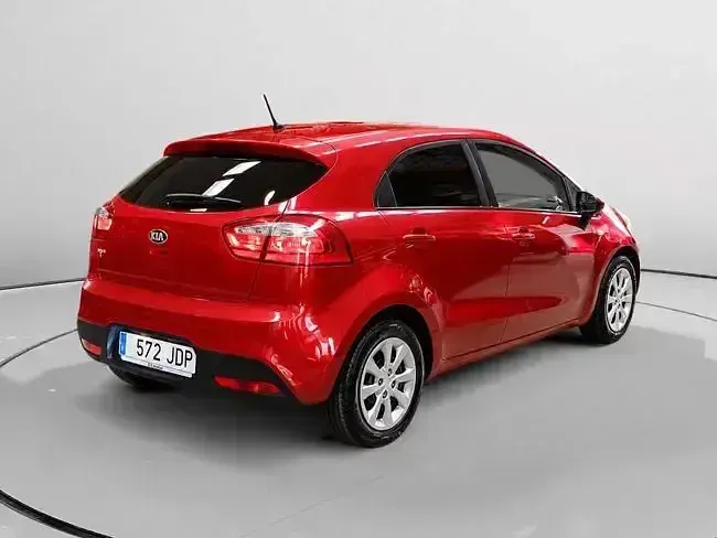 Usado Kia Rio 85 CV (62 kW) 2015 Rojo Berlina