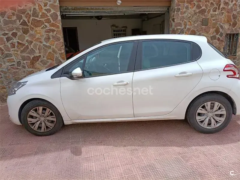 Usado Peugeot 208 Style 82 CV (60 kW) 2014 Blanco Utilitario