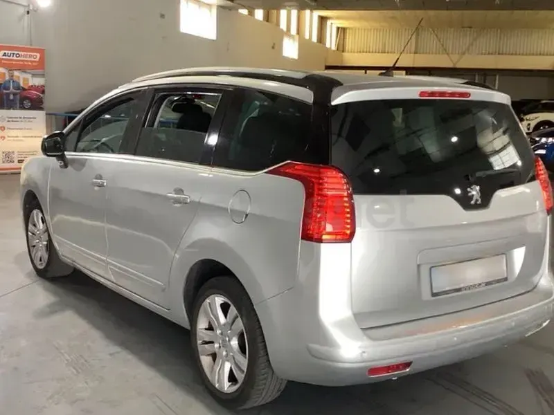 Usado Peugeot 5008 Active 115 CV (84 kW) 2013 Gris / plata Monovolumen