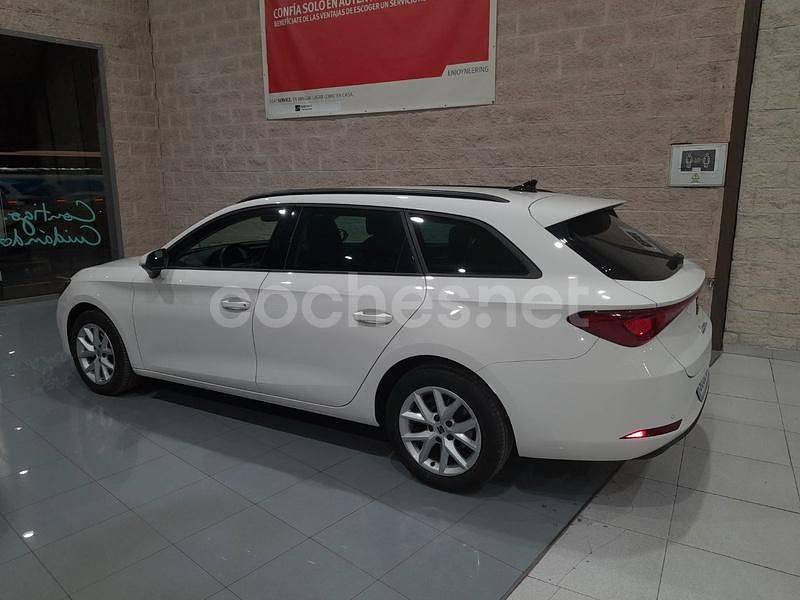 Usado Seat Leon Style 130 CV (95 kW) 2020 Blanco Familiar