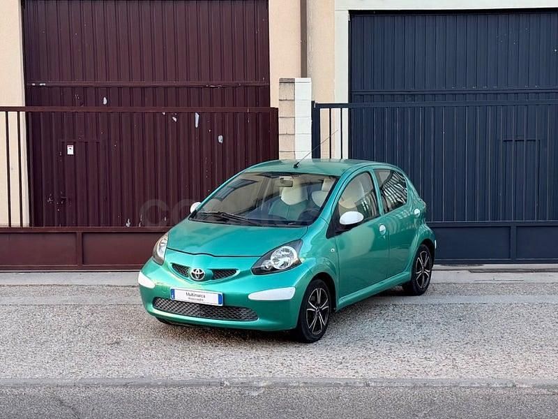 Usado Toyota Aygo 68 CV (50 kW) 2008 Verde Utilitario