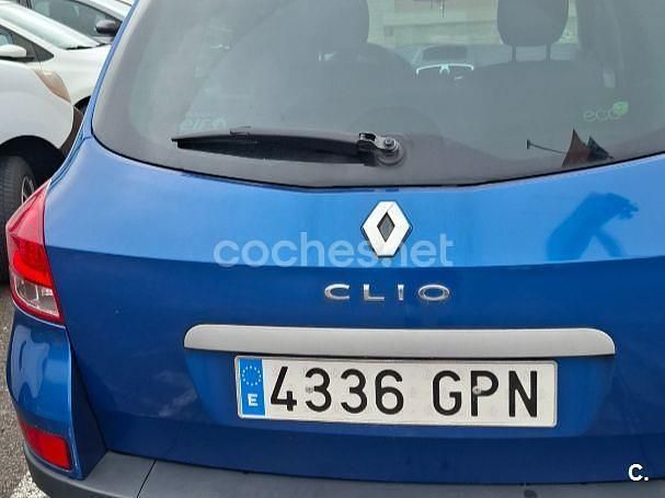 Usado Renault Clio GrandTour Dynamique 85 CV (62 kW) 2009 Azul Familiar