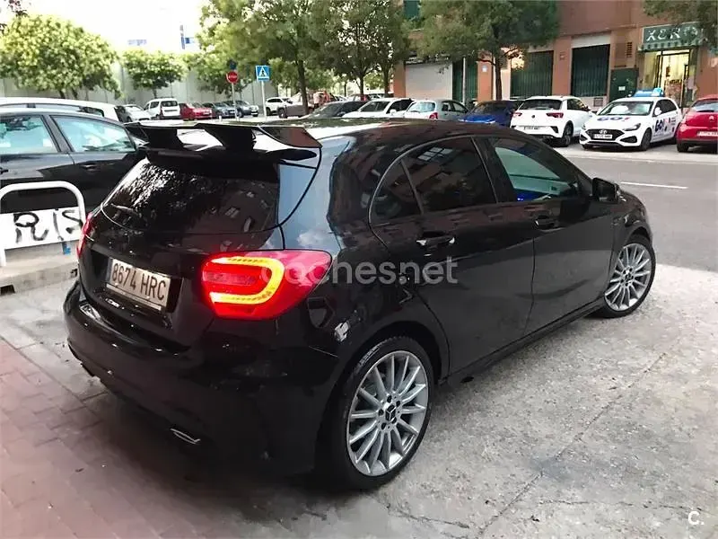 Usado Mercedes A180 AMG line 109 CV (80 kW) 2014 Negro Utilitario
