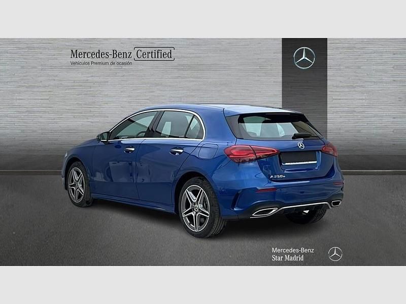 Usado Mercedes A250 AMG line 218 CV (160 kW) 2025 Azul Berlina