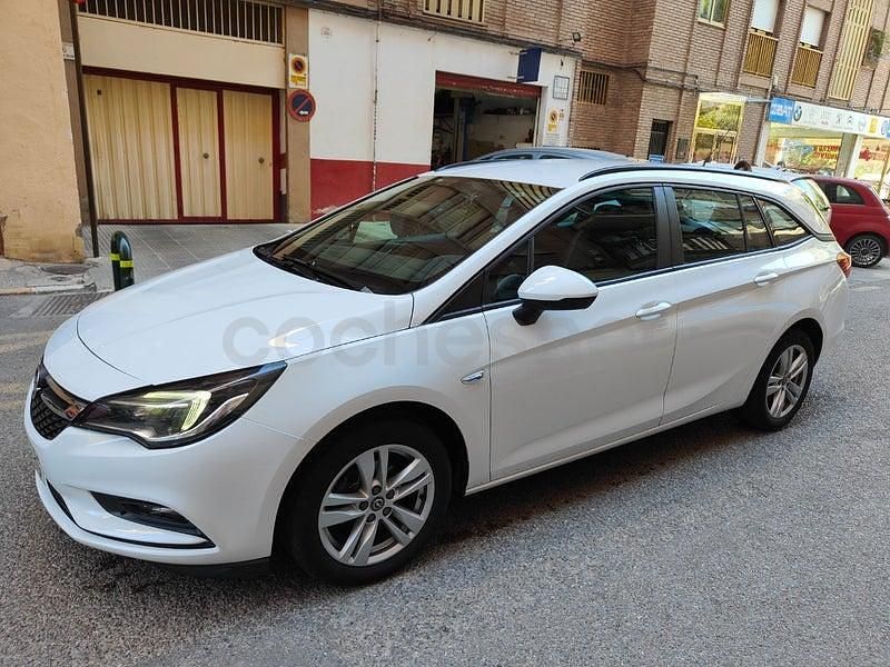 Usado Opel Astra Selective 110 CV (80 kW) 2019 Blanco Familiar