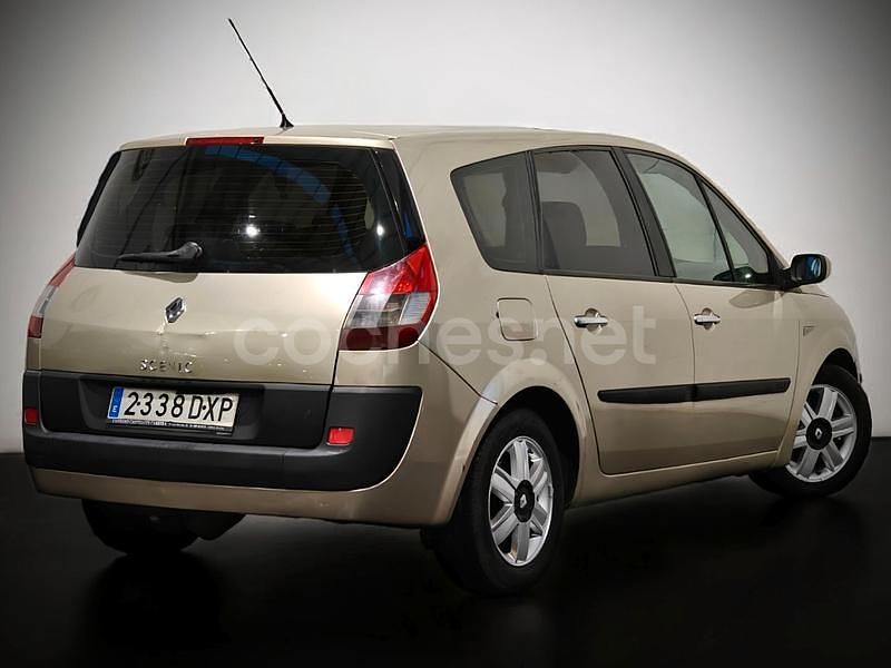 Usado Renault Grand Scénic II Dynamique 130 CV (95 kW) 2006 Gris / plata Monovolumen
