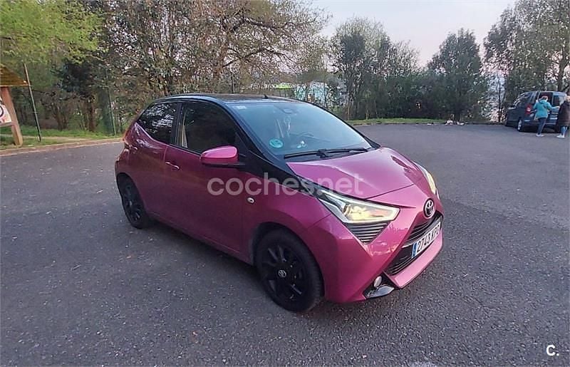 Usado Toyota Aygo X-cite 69 CV (50 kW) 2018 Violeta / lila Utilitario