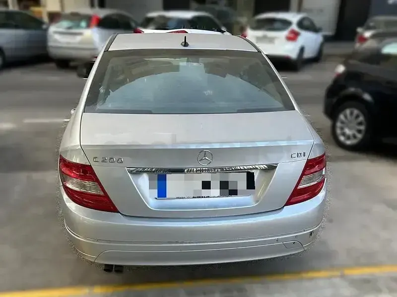 Usado Mercedes C200 Elegance 136 CV (100 kW) 2008 Gris / plata Berlina