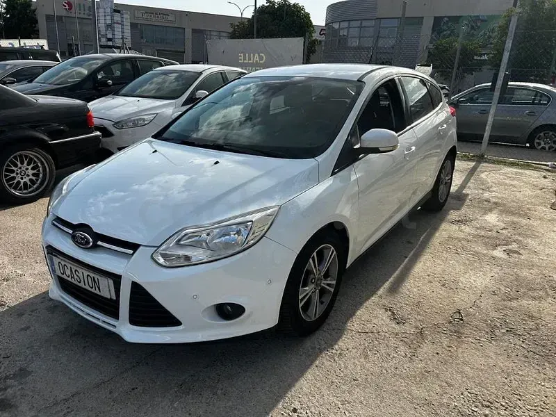 Usado Ford Focus Trend 125 CV (91 kW) 2013 Blanco Berlina