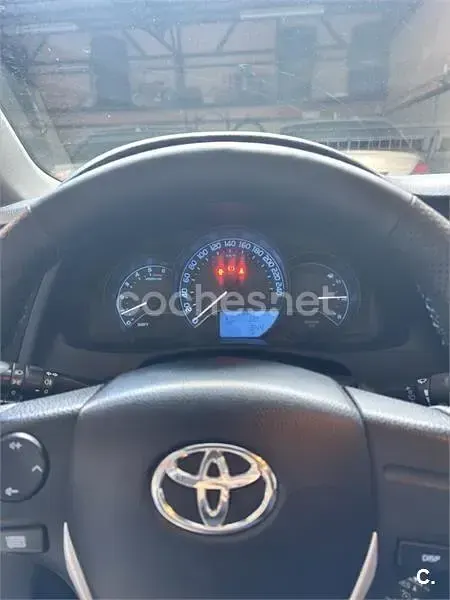Usado Toyota Auris Active 90 CV (66 kW) 2014 Blanco Berlina
