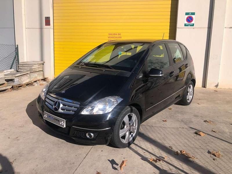 Usado Mercedes A180 Exclusive 109 CV (80 kW) 2011 Negro Utilitario