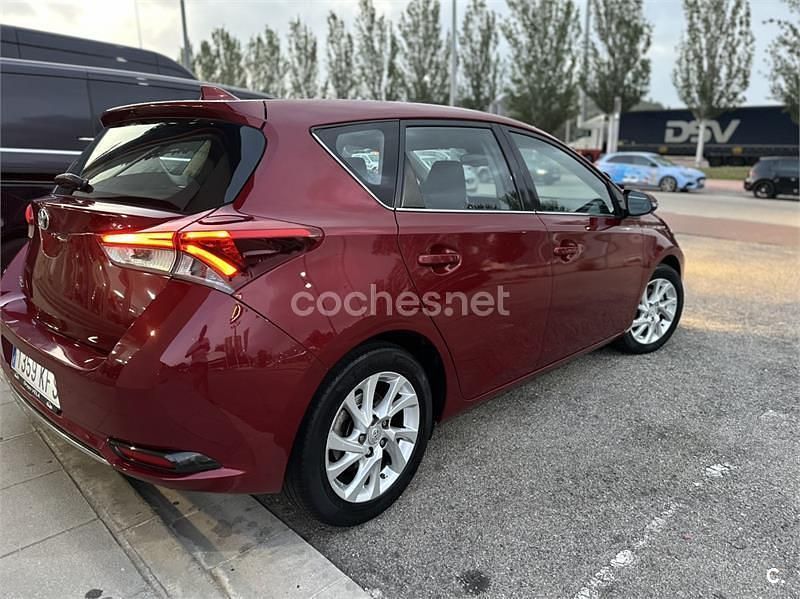 Usado Toyota Auris Active 90 CV (66 kW) 2017 Rojo Berlina