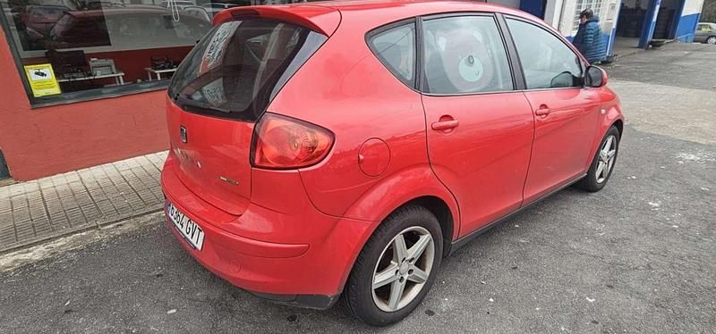 Usado Seat Altea Reference 105 CV (77 kW) 2010 Rojo Monovolumen