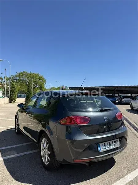 Usado Seat Leon Style 105 CV (77 kW) 2011 Negro Utilitario