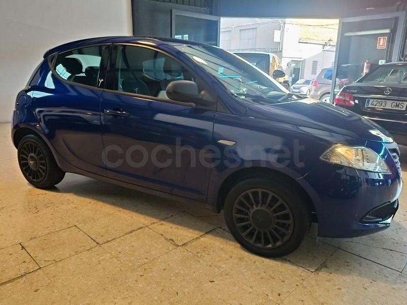 Usado Lancia Ypsilon 69 CV (50 kW) 2014 Violeta / lila Utilitario
