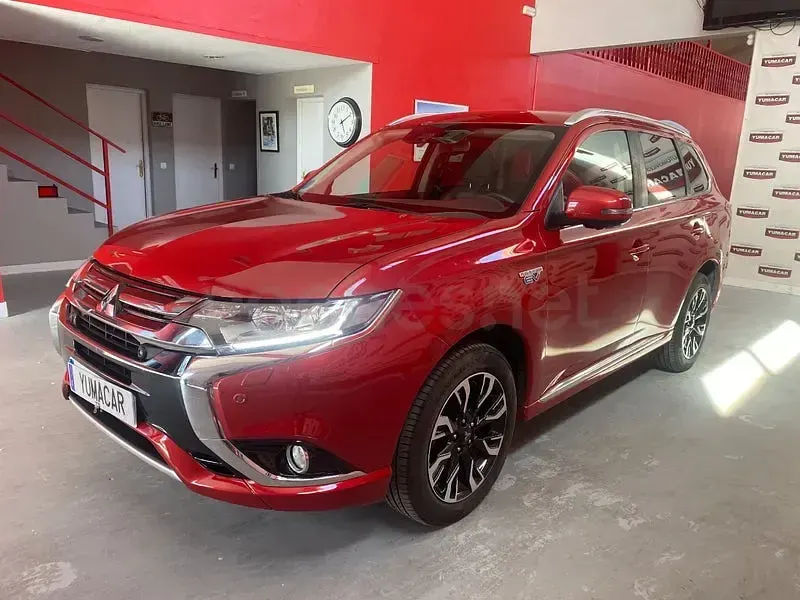 Usado Mitsubishi Outlander P-HEV 203 CV (149 kW) 2018 Rojo SUV