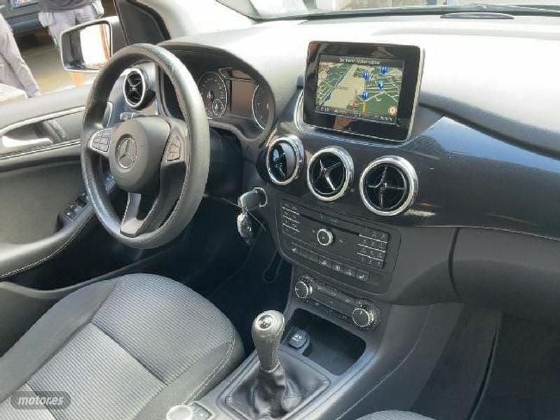 Usado Mercedes B180 2015 Plateado Monovolumen