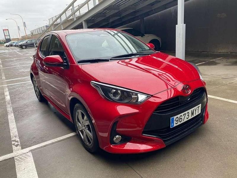 Usado Toyota Yaris Hybrid Active 116 CV (85 kW) 2025 Rojo Utilitario
