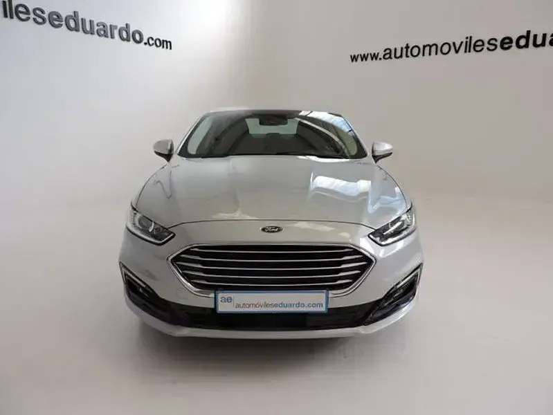 Usado Ford Mondeo Titanium 187 CV (137 kW) 2021 Gris / plata Berlina