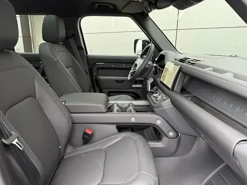 Używany Land Rover Defender SE Dynamic 300 KM (220 kW) 2026 Todoterreno SUV