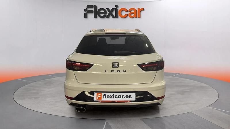 Usado Seat Leon ST FR 150 CV (110 kW) 2019 Blanco Familiar