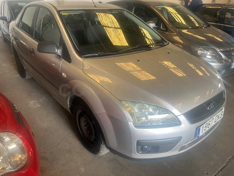 Usado Ford Focus Trend 100 CV (73 kW) 2005 Gris / plata Berlina