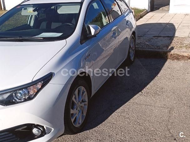 Usado Toyota Auris Hybrid Active 136 CV (100 kW) 2017 Blanco Familiar