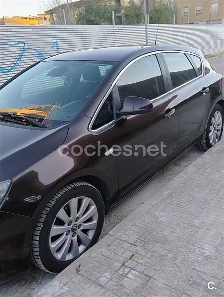 Usado Opel Astra Excellence 130 CV (95 kW) 2013 Marrón Berlina