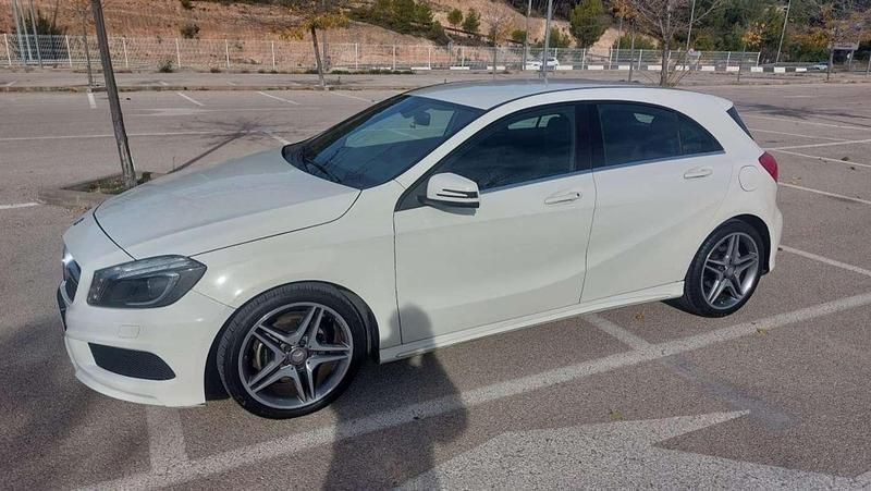Usado Mercedes A180 AMG line 109 CV (80 kW) 2015 Blanco Utilitario