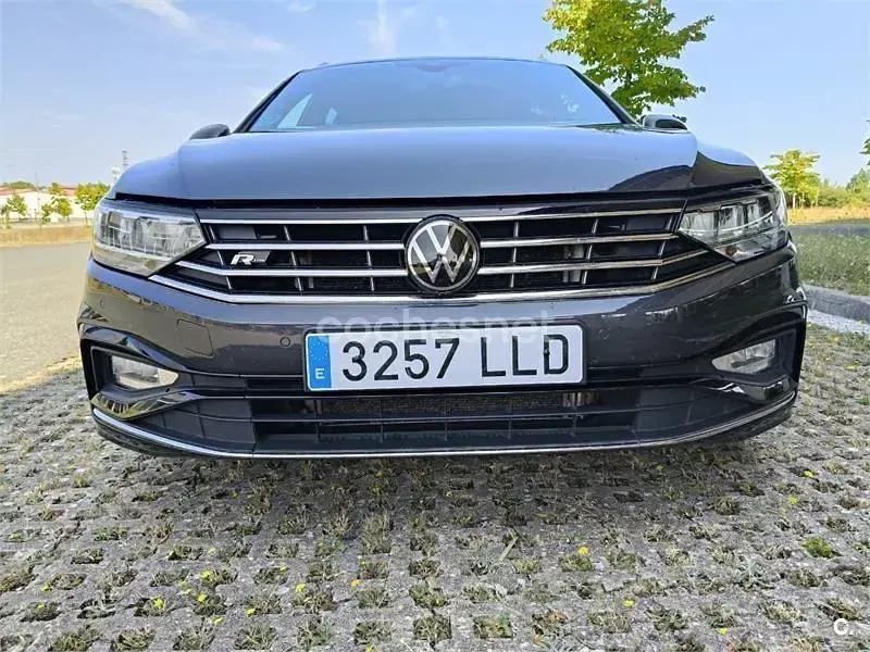 Usado VW Passat R-line 150 CV (110 kW) 2020 Negro Familiar