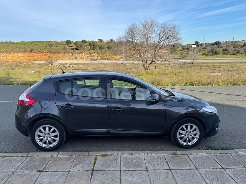Usado Renault Mégane Authentique 90 CV (66 kW) 2011 Gris / plata Berlina