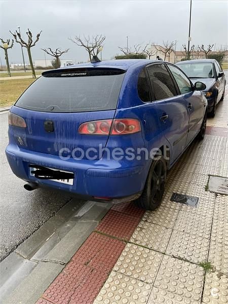 Usado Seat Ibiza 100 CV (73 kW) 2004 Azul Berlina
