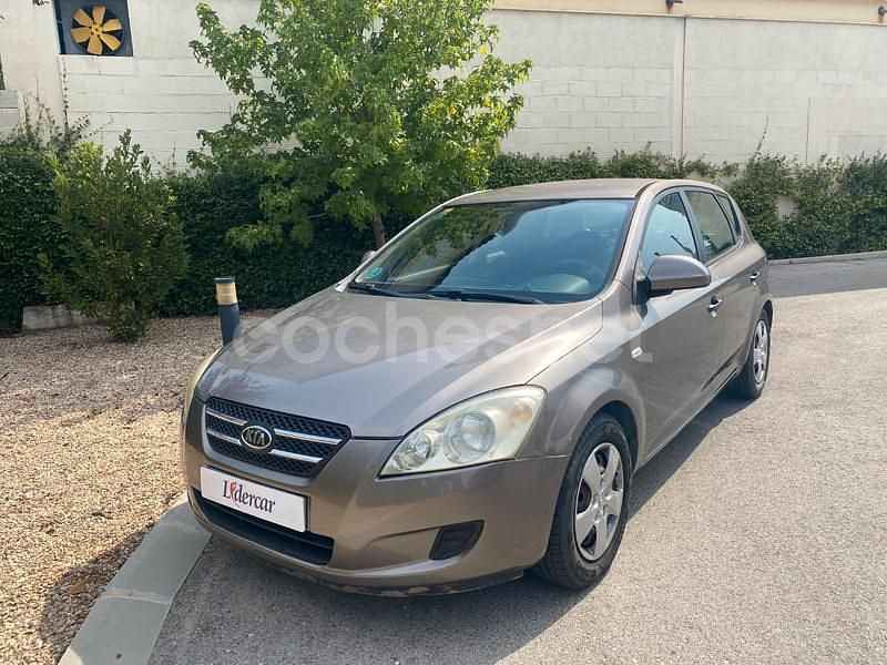 Gris / plata Usado 2007 Kia Ceed Berlina | 5990 € (Buen precio) - Imagen 1/4