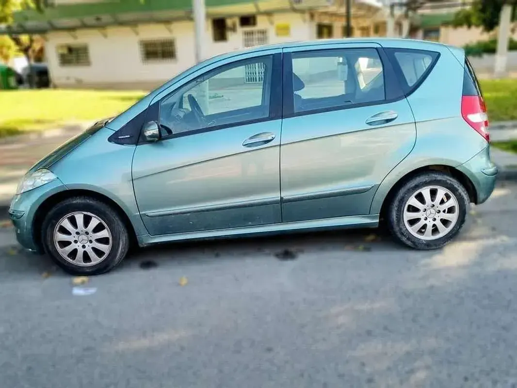 Usado Mercedes A160 95 CV (69 kW) 2005 Azul Utilitario