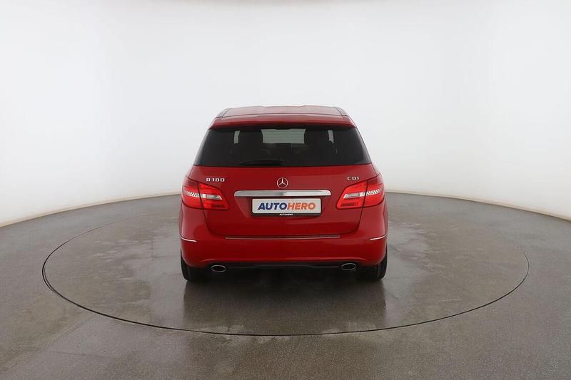 Usado Mercedes B180 110 CV (80 kW) 2013 Rojo Monovolumen