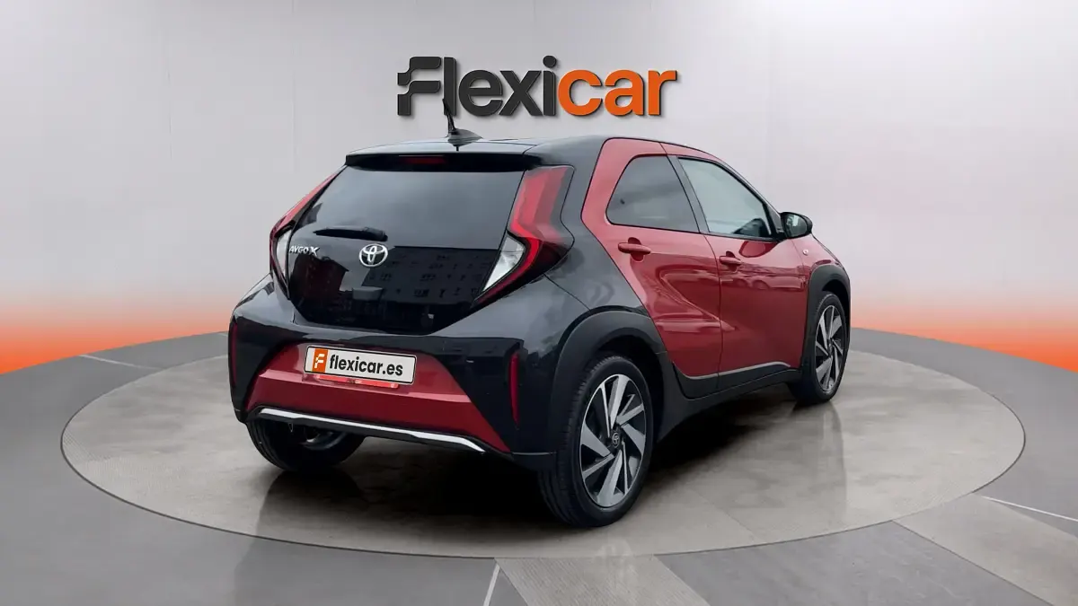 Usado Toyota Aygo X Play 72 CV (52 kW) 2022 Rojo SUV
