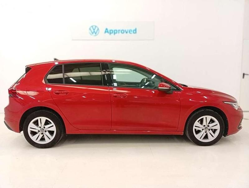 Usado VW Golf VIII Life 110 CV (80 kW) 2022 Rojo Utilitario