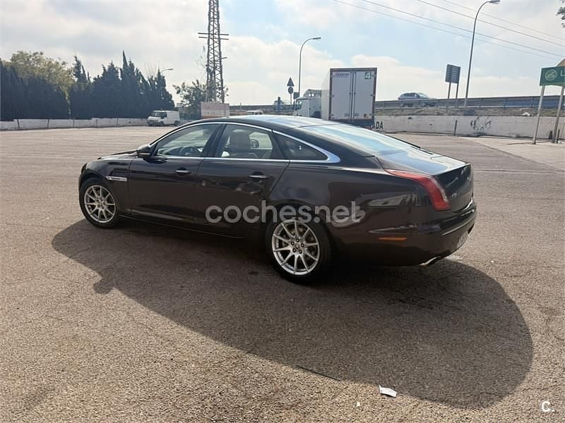 Usado Jaguar XJ Premium Luxury 385 CV (283 kW) 2010 Granate Berlina