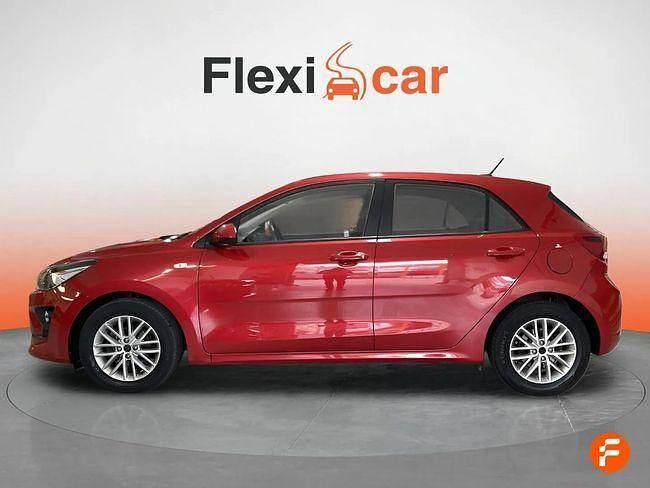 Usado Kia Rio 84 CV (61 kW) 2022 Rojo Berlina