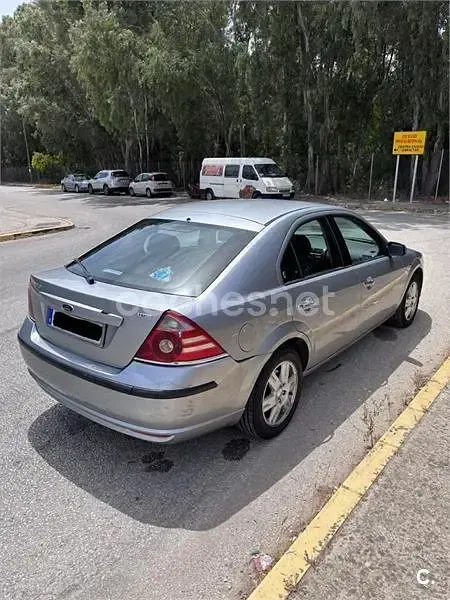 Usado Ford Mondeo Ghia 130 CV (95 kW) 2005 Gris / plata Familiar