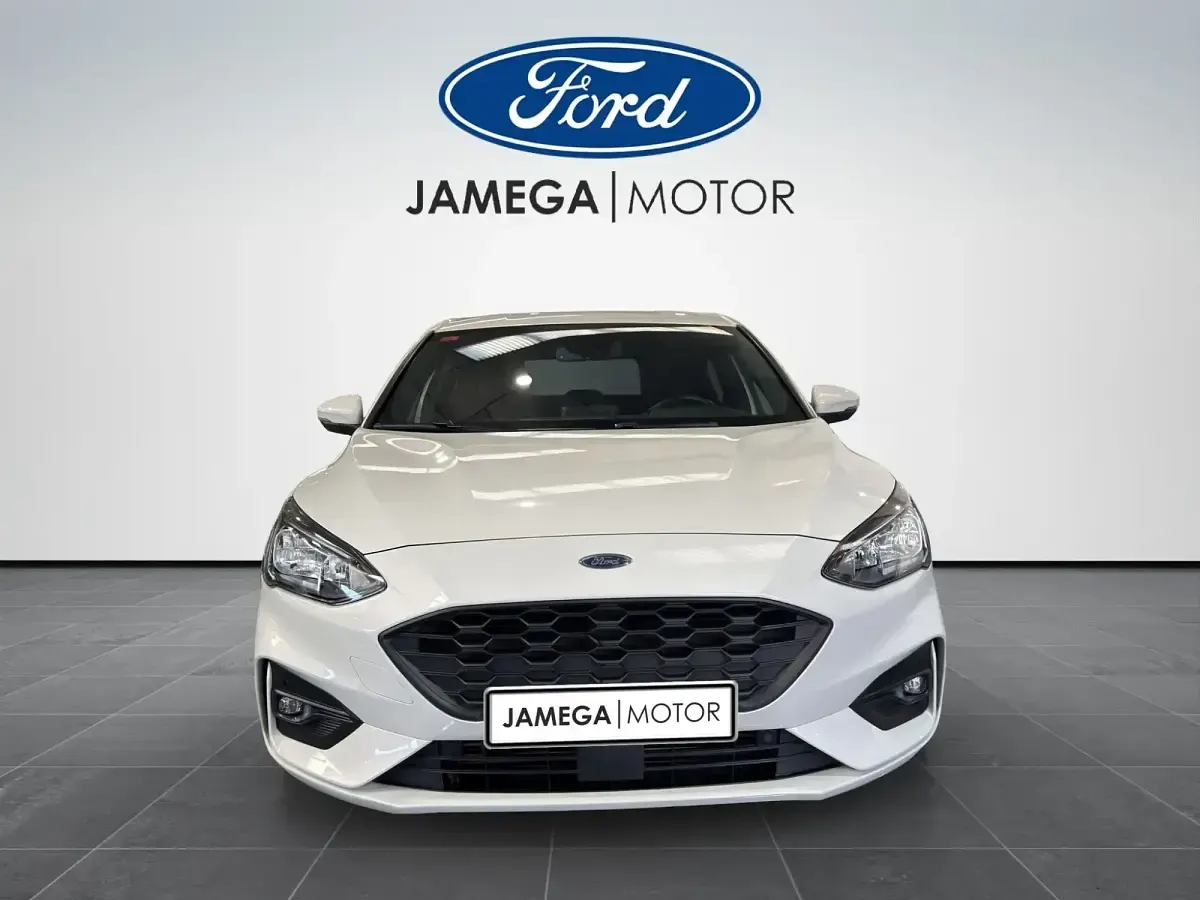 Usado Ford Focus ST-Line X 125 HP (91 kW) 2021 Branco Sedan